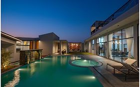 Casa Concreto- 5-Bedroom Luxury Villa With All Weather Pool